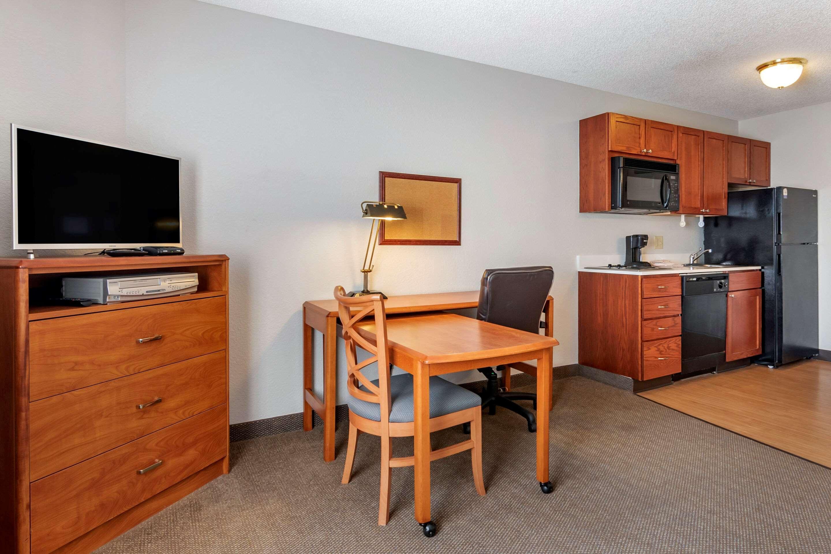 Mainstay Suites Emporia Exterior photo