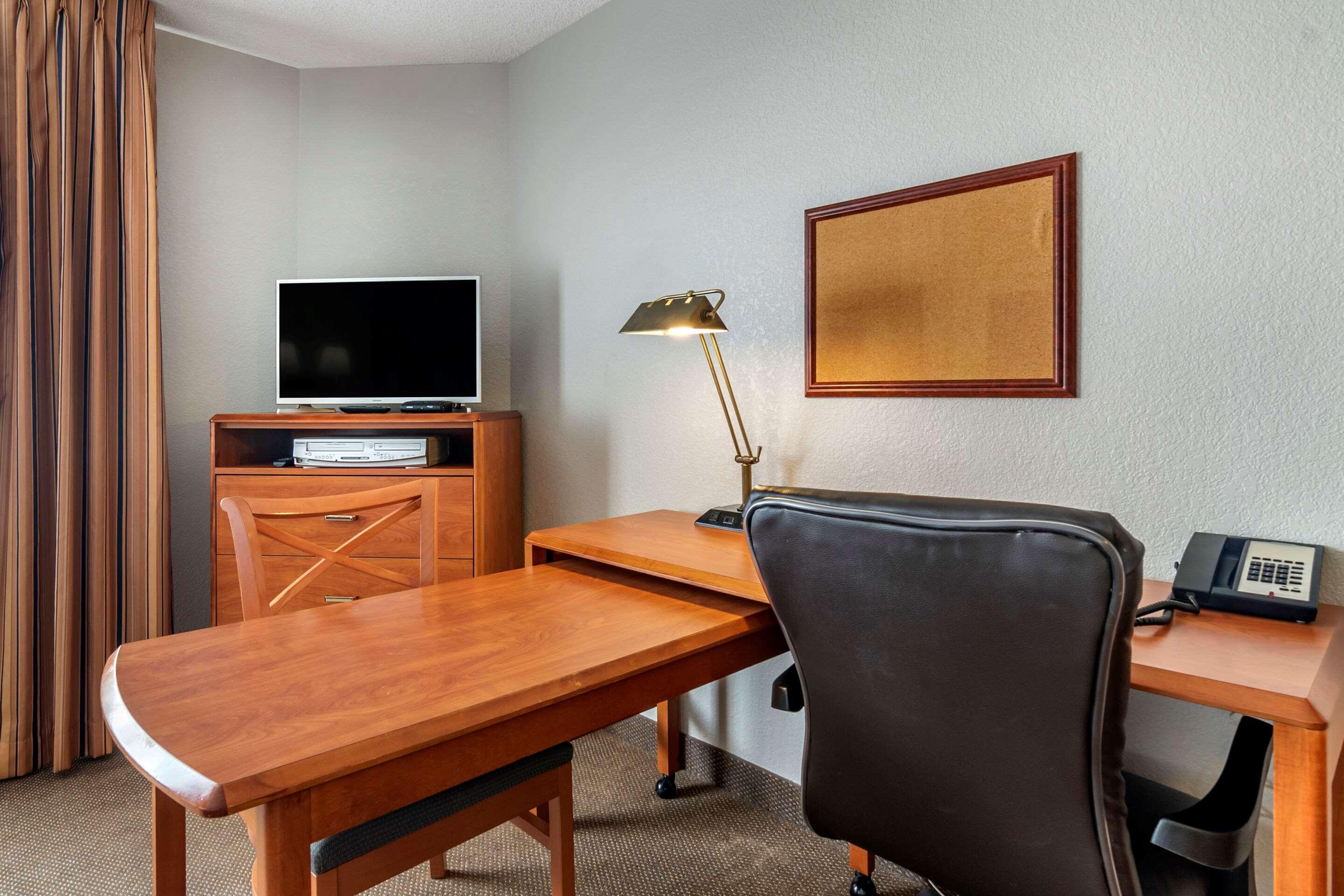 Mainstay Suites Emporia Exterior photo