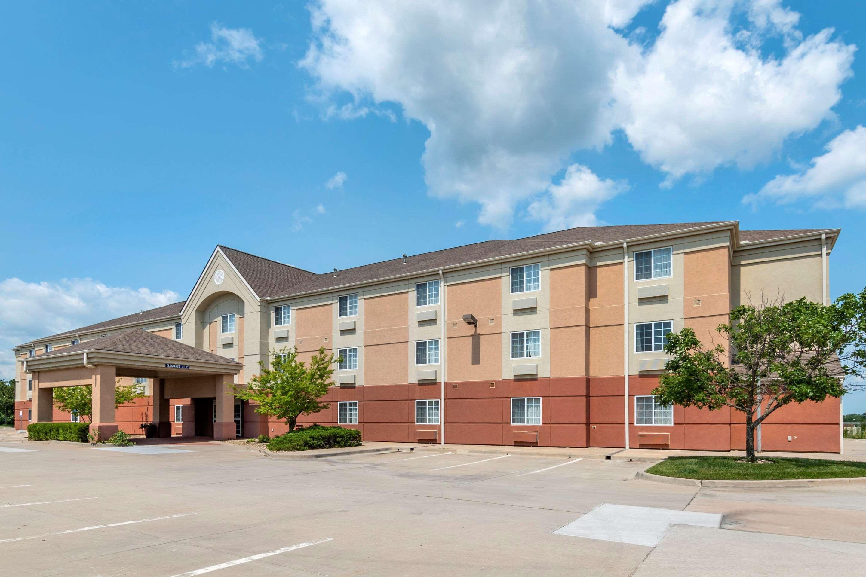 Mainstay Suites Emporia Exterior photo