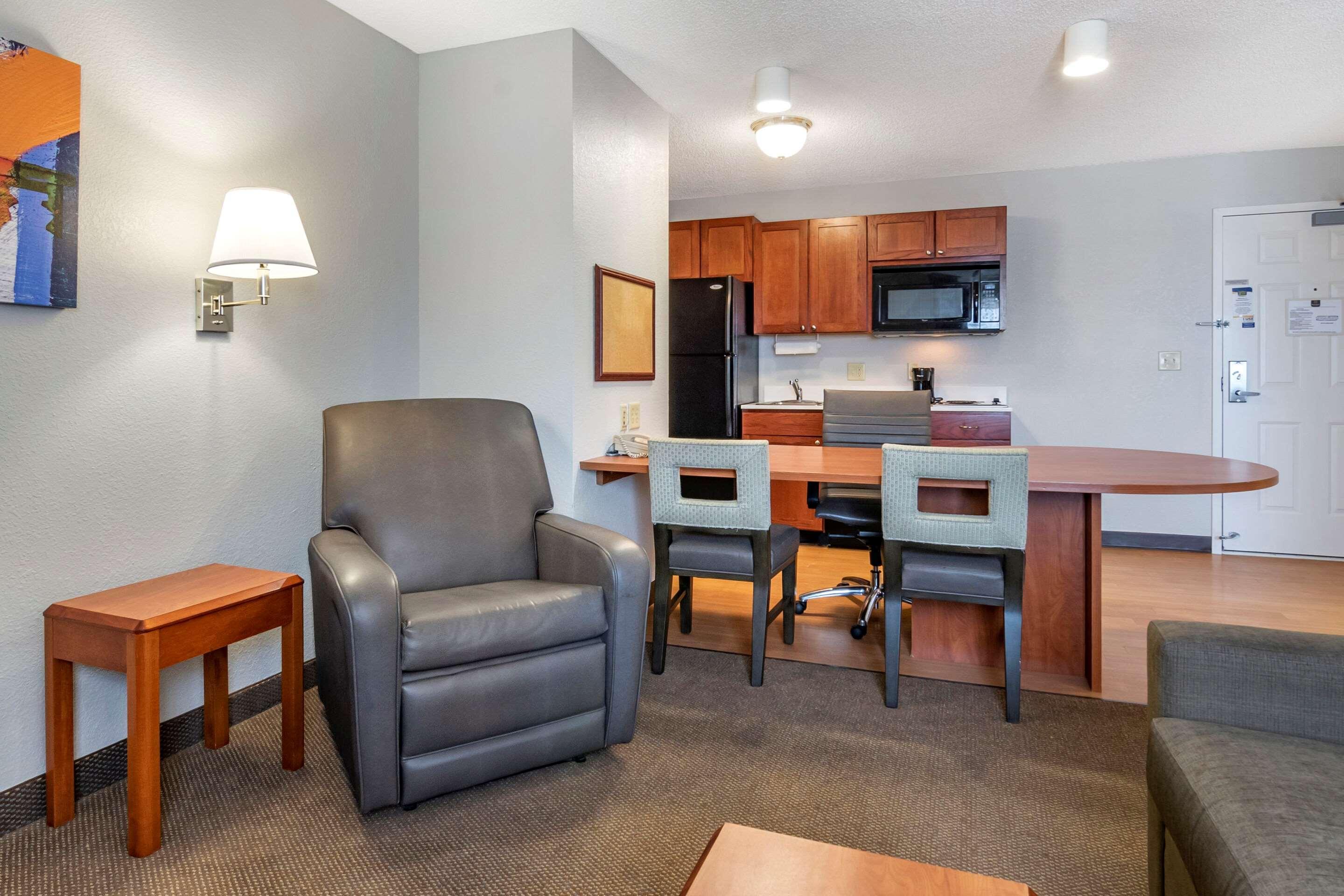 Mainstay Suites Emporia Exterior photo